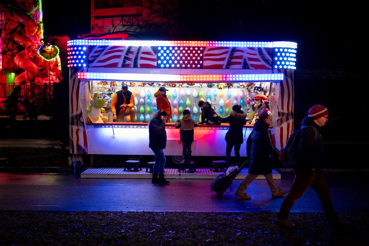 Man sieht einen Stand mit Ballonen. 